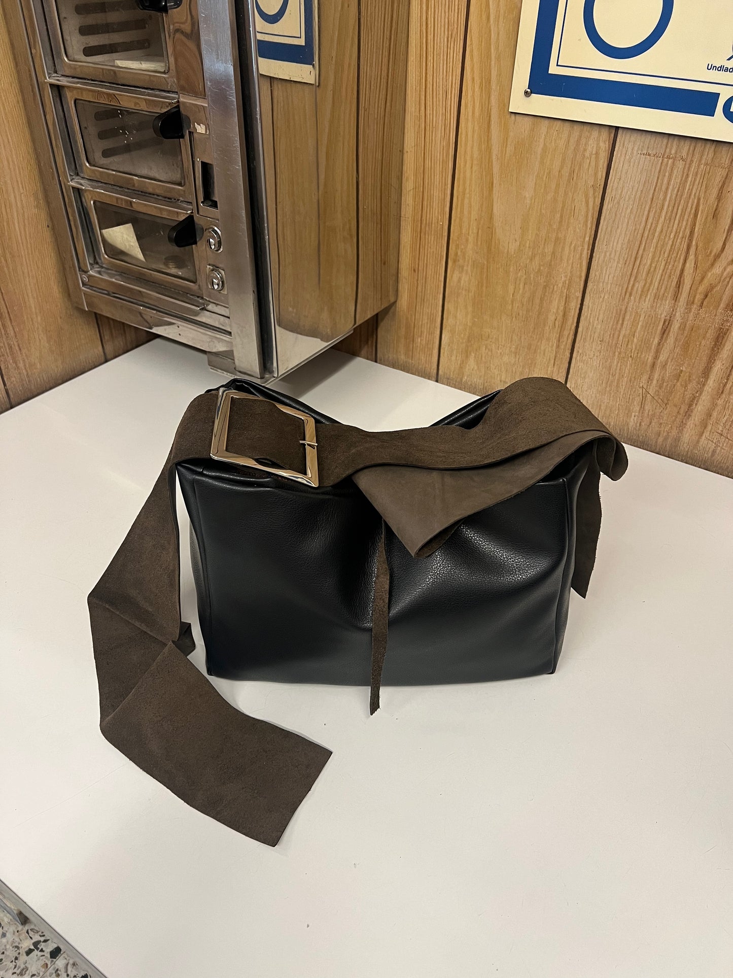 SQUARE buckle - black small - brown strap