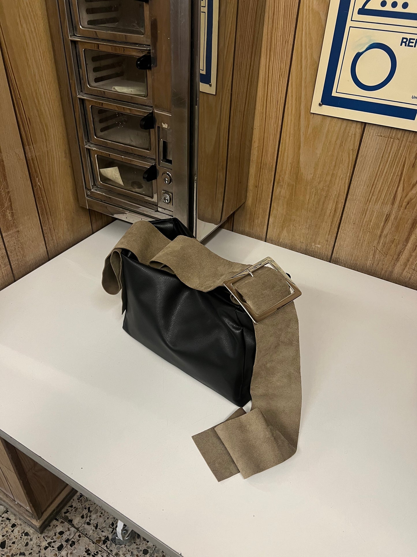 SQUARE buckle - black small - beige strap