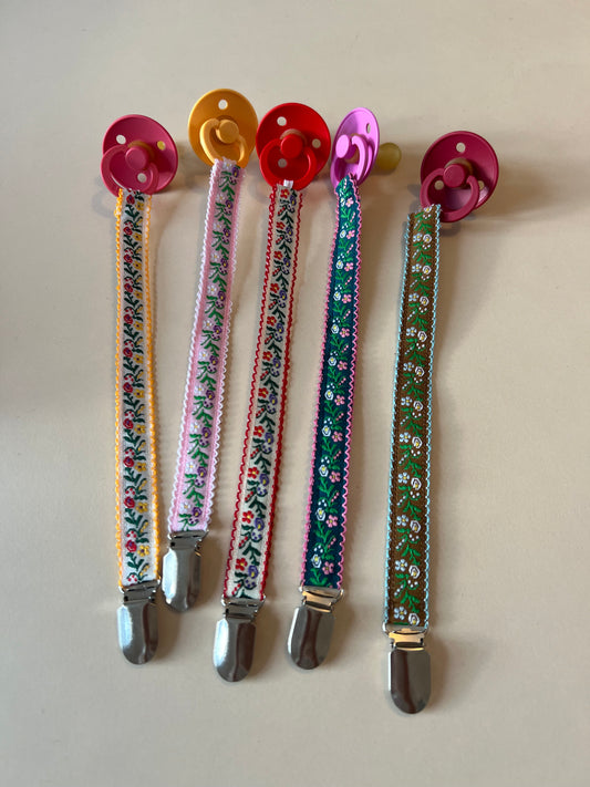 Pacifier clip