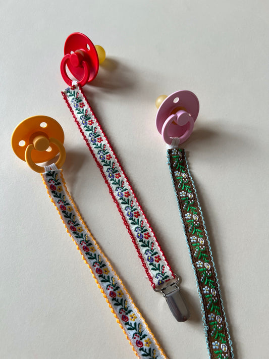 Pacifier clip